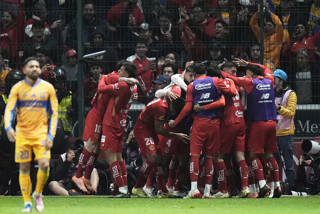 Jugadores del Toluca celebran el gol de Paulinho, el segundo para los Diablos, durante el segundo tiempo del partido de vuelta de la Final de la Liga MX, el domingo 14 de diciembre de 2025, en Toluca, México. (AP Foto/Eduardo Verdugo)