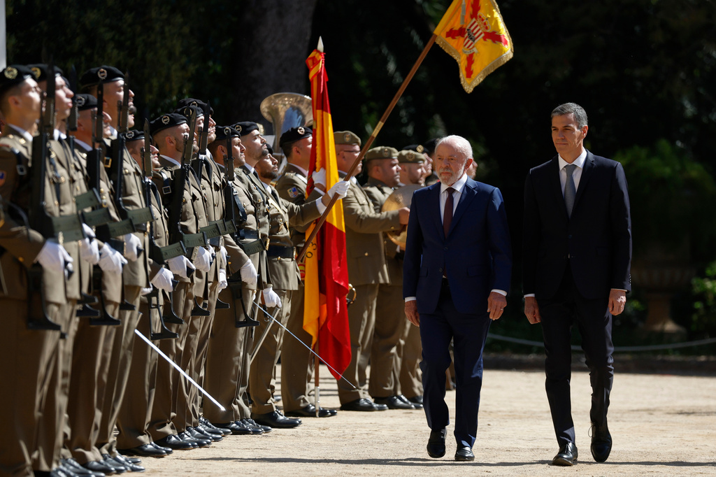 Spain's Prime Minister Pedro Sanchez, right, and Brazil's President Luiz Inacio Lula da Silva review troops during a Spain-Brazil summit in Barcelona, Spain, Friday, April 17, 2026. (AP Photo/Joan Monfort)