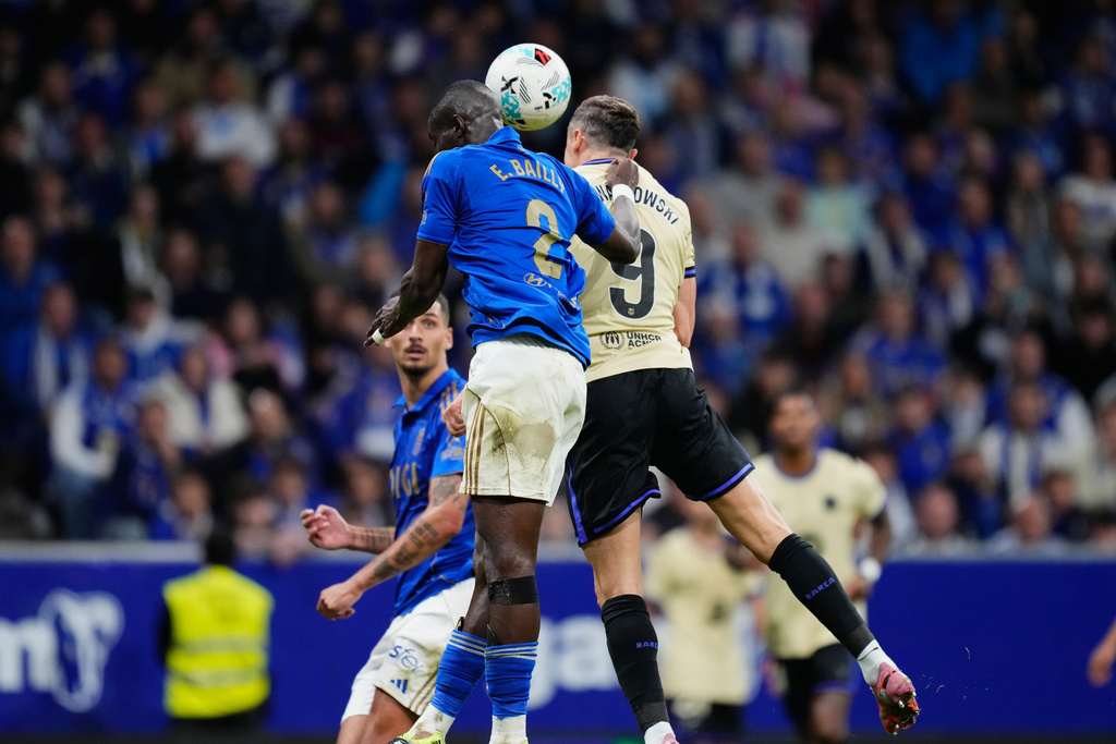 Barcelona's Robert Lewandowski scores his side's second goal during a Spanish La Liga soccer match at the Carlos Tartiere stadium in Oviedo, Spain, Thursday, Sept. 25, 2025. (AP Photo/Jose Breton)