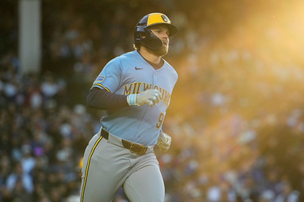 Milwaukee Brewers' Jake Bauers runs after hitting a one-run single during the third inning of a baseball game against the Chicago Cubs in Chicago, Wednesday, May 20, 2026. (AP Photo/Nam Y. Huh)