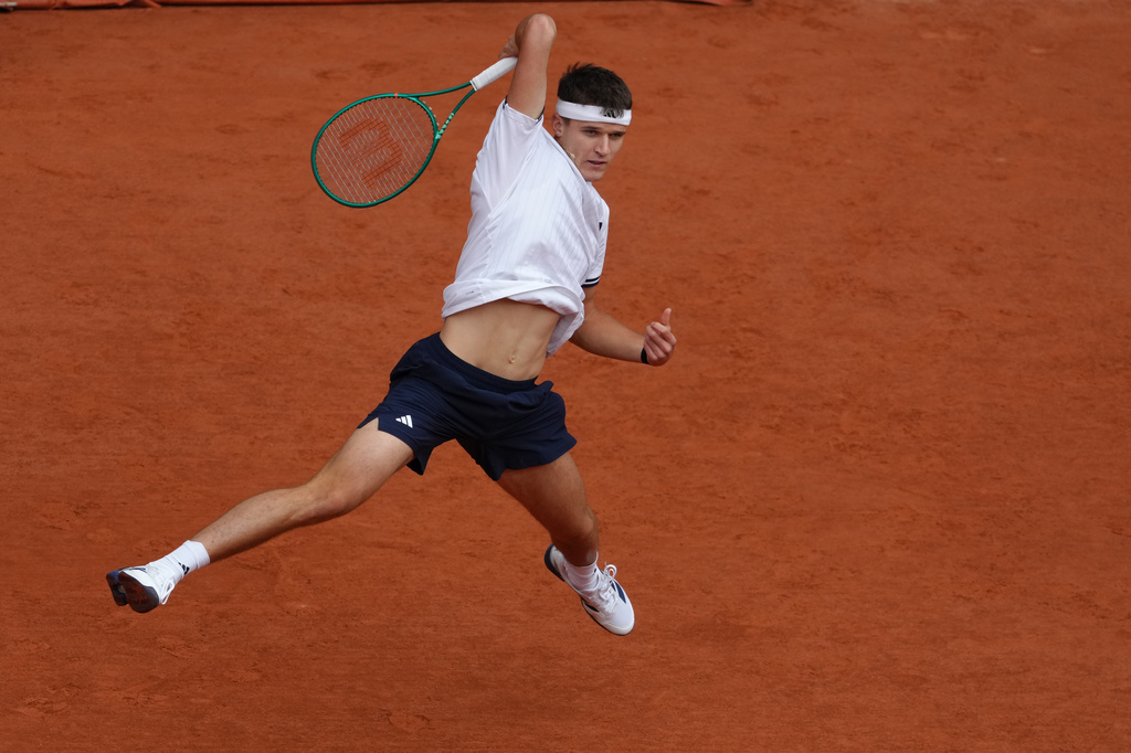 Czech Republic's Jakub Mensik returns to Germany's Alexander Zverev during the semifinal tennis match at the French Open in Paris, Friday, June 5, 2026. (AP Photo/Aurelien Morissard)