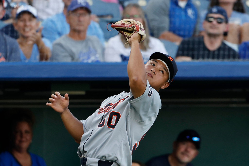 Detroit Tigers third baseman Hao-Yu Lee catches a popup by Kansas City Royals' Vinnie Pasquantino for an out during the second inning of a baseball game in Kansas City, Mo., Saturday, Aug. 22, 2026. (AP Photo/Colin E. Braley)