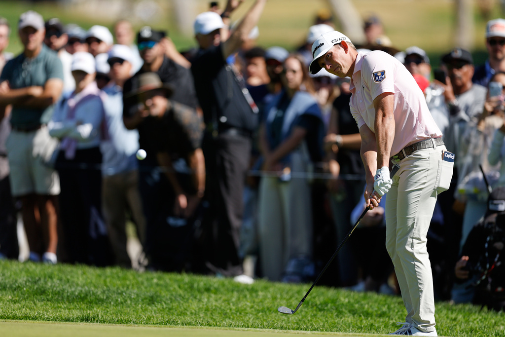 Jacob Bridgeman chips to the fourth green during the final round of the Genesis Invitational golf tournament at Riviera Country Club, Sunday, Feb. 22, 2026, in the Pacific Palisades area of Los Angeles. (AP Photo/Caroline Brehman )