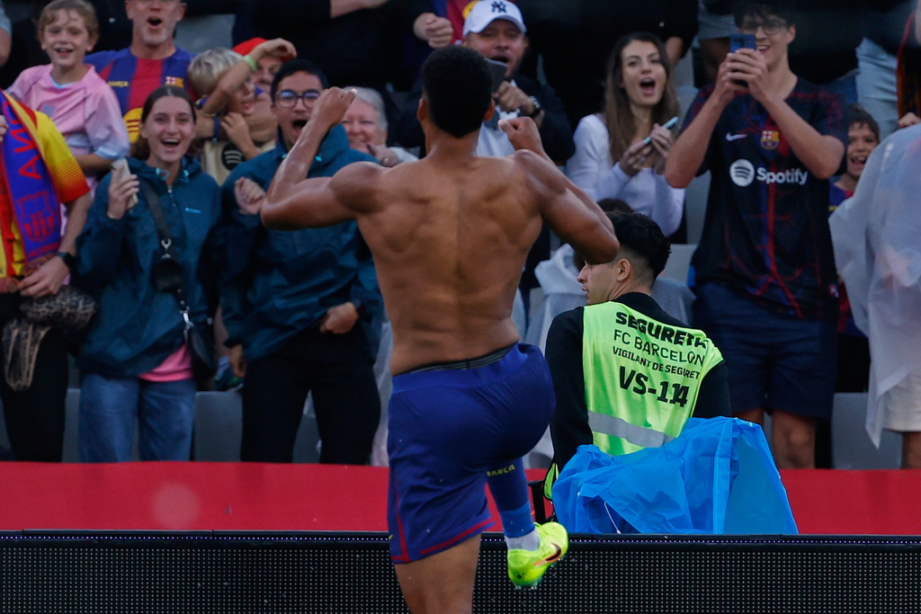 Barcelona's Ronald Araujo celebrates after scoring during a La Liga soccer match between Barcelona and Girona in Barcelona, Spain, Saturday, Oct. 18, 2025. AP Photo/Joan Monfort)