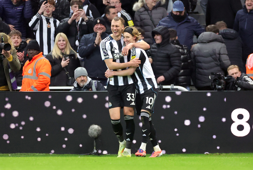 Newcastle United's Anthony Gordon, right, celebrates scoring their side's second goal of the game during the Premier League soccer match between Newcastle United and Tottenham Hotspur in Newcastle, England, Tuesday, Dec. 2, 2025. (Steve Welsh/PA via AP)