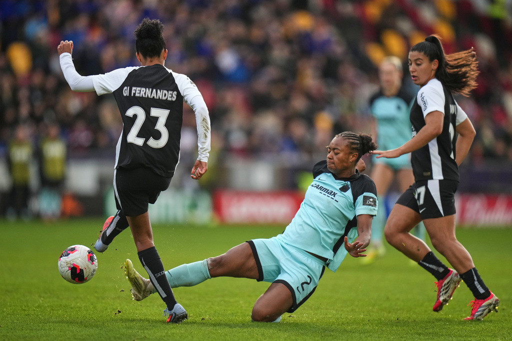 Gotham's Jaedyn Shaw challenges Corinthian's Gi Fernandes during the Women's Champions Cup semifinal soccer match between Gotham FC and Corinthians in London, Wednesday, Jan. 28, 2026. (AP Photo/Alastair Grant)