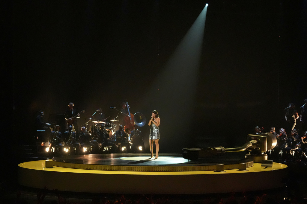 Sienna Spiro performs "Great Expectation" during the MTV Video Music Awards on Sunday, Sept. 27, 2026, at the Peacock Theater in Los Angeles. (AP Photo/Chris Pizzello)