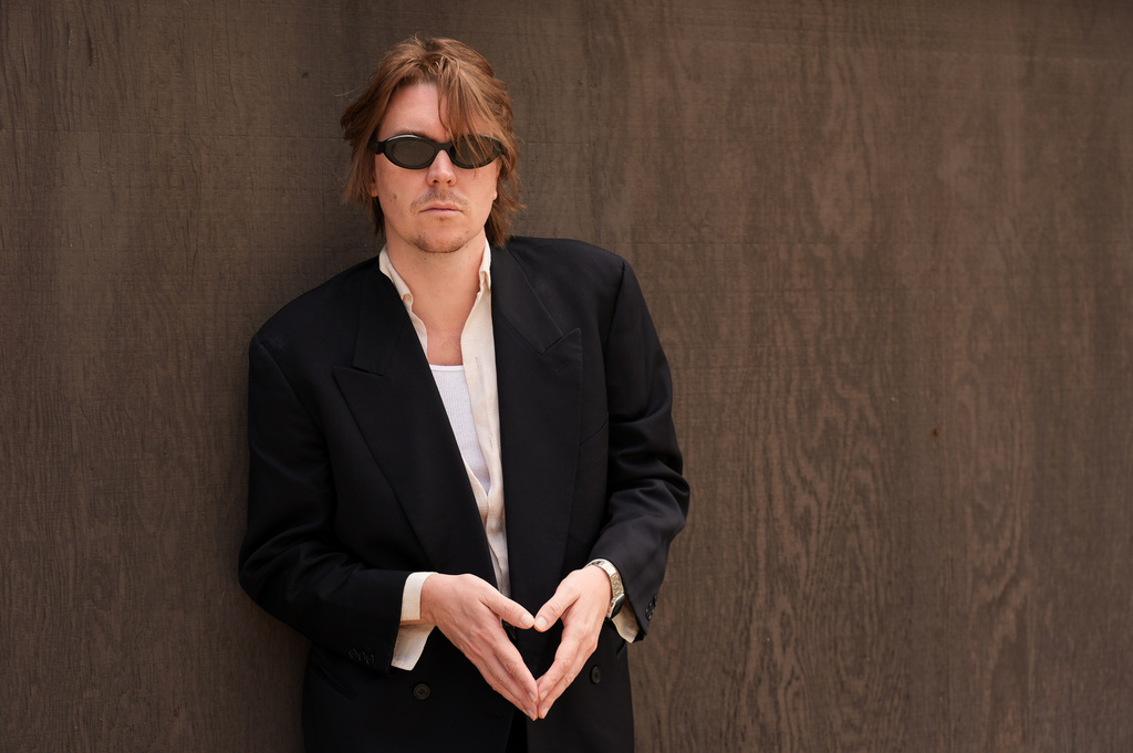 Singer-songwriter Alex Cameron poses for a portrait in Los Angeles on Tuesday, May 26, 2026. (AP Photo/Chris Pizzello)