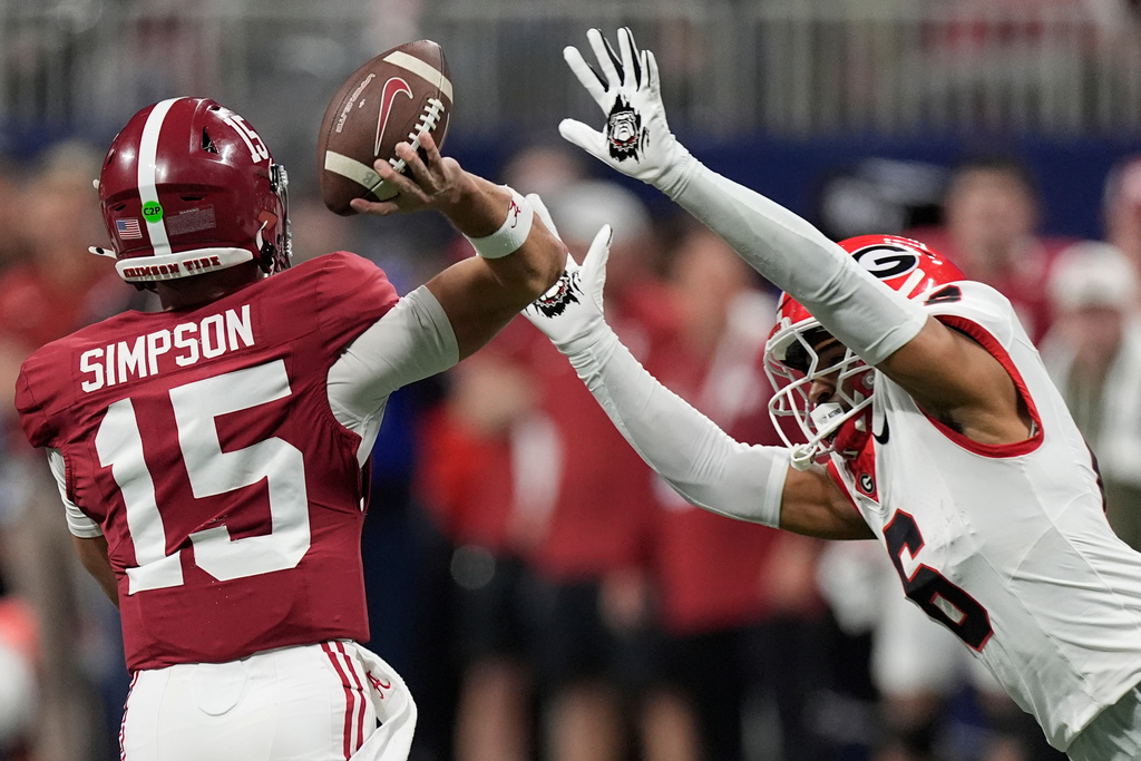 Georgia defensive back Daylen Everette (6) pressures Alabama quarterback Ty Simpson (15) during the second half of a Southeastern Conference championship NCAA college football game, Saturday, Dec. 6, 2025, in Atlanta. (AP Photo/Mike Stewart)