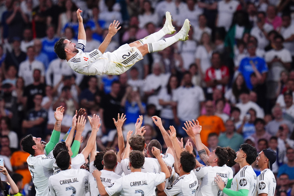 Real Madrid's players throw Dani Carvajal after playing the last game for the club after a La Liga soccer match between Real Madrid and Athletic in Madrid, Spain, Saturday, May 23, 2026. (AP Photo/Manu Fernandez)