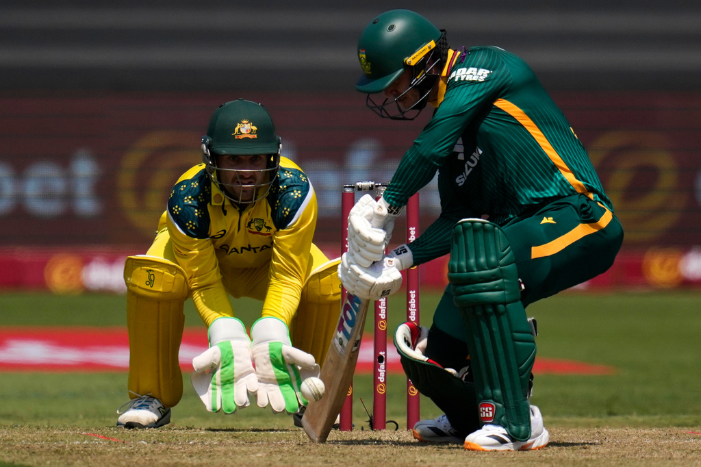 South Africa's batsman Matthew Breetzke, right, plays a short ball whilst Australia's wicketkeeper Josh Inglis watches on during the first one day international cricket match between South Africa and Australia, in Durban, South Africa, Thursday, Sept. 24, 2026. (AP Photo/Themba Hadebe)