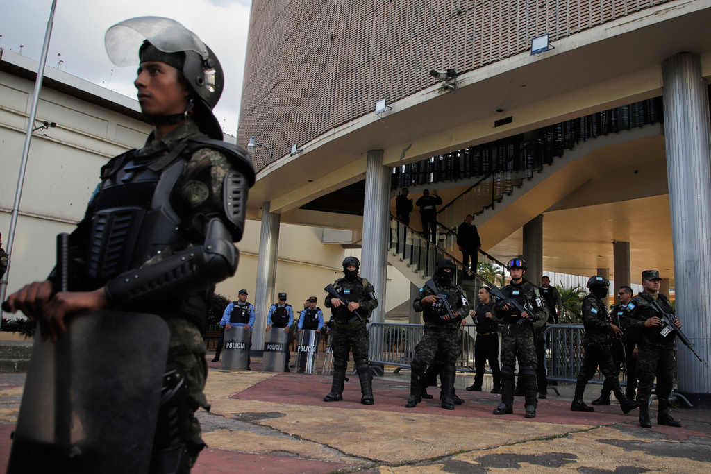 Military police guard Congress as supporters of the ruling Libre Party protest the presidential election results in Tegucigalpa, Honduras, Thursday, Jan. 8, 2026. (AP Photo/Fernando Destephen)