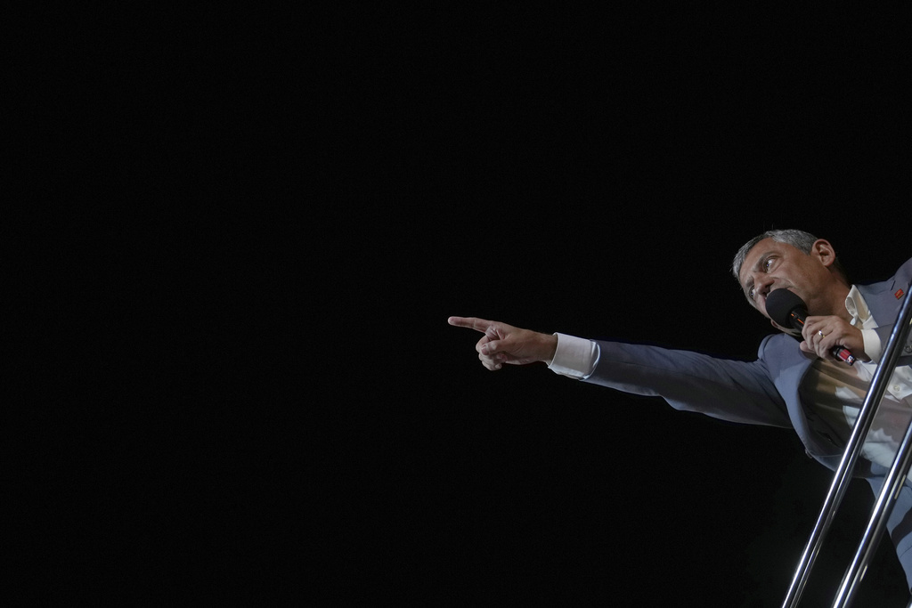 Turkey's main opposition Republican People's Party or (CHP) leader Ozgür Ozel gives a speech during a party rally, in Istanbul, Turkey, Wednesday, Sept. 10, 2025. (AP Photo/Francisco Seco)