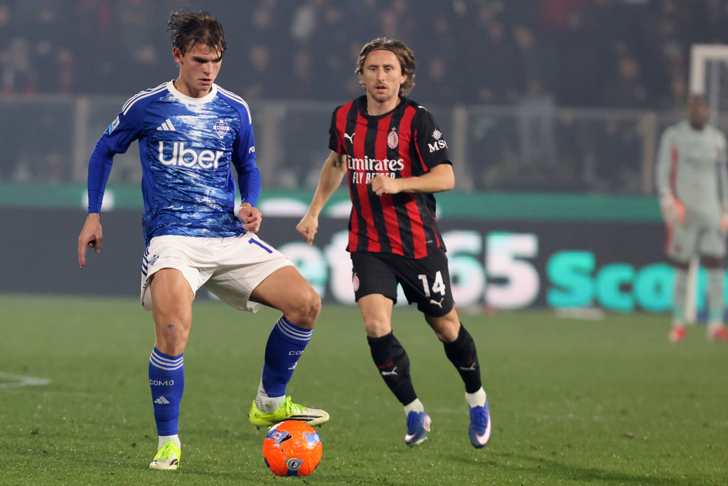 Como's Nico Paz, left, and AC Milan's Luka Modric in action during the Serie A soccer match between Como and Milan in Como, Italy, Thursday Jan. 15, 2026. (Antonio Saia/LaPresse via AP)