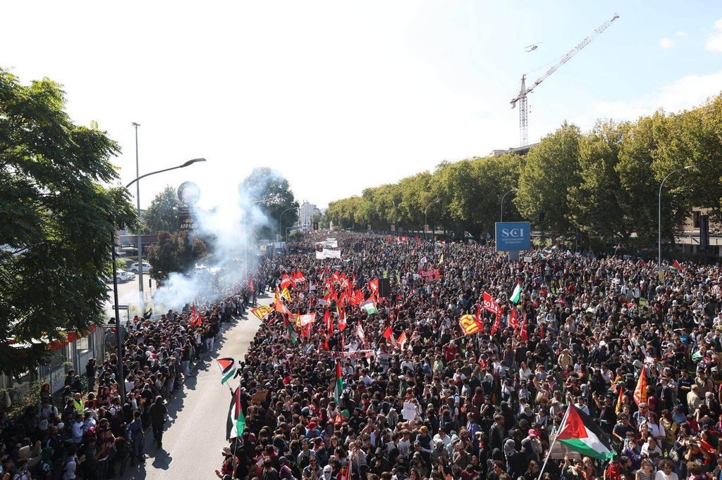 Demonstrators gather for a pro-Palestinians protest in Bologna, Italy, Friday, Oct. 3, 2025. (Guido Calamosca/LaPresse via AP)