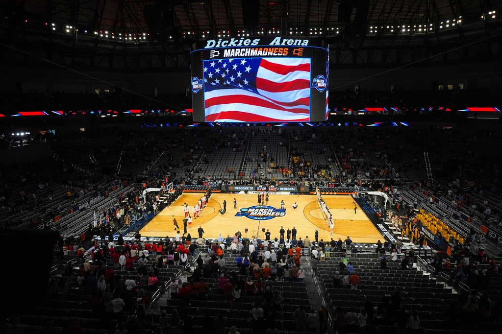 Louisville plays Michigan in the first half in the Sweet 16 of the NCAA college basketball tournament at Dickies Arena, Saturday, March 28, 2026, in Fort Worth, Texas. (AP Photo/LM Otero)
