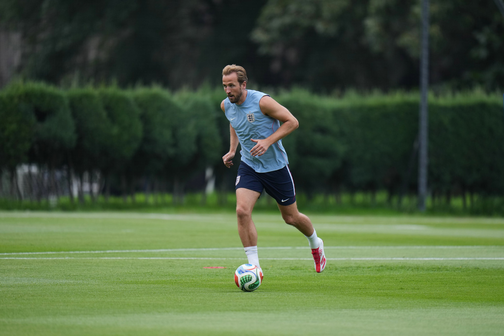 England's Harry Kane jogs during a training session ahead of the World Cup round of 16 soccer match against Mexico, in Mexico City, Saturday, July 4, 2026. (AP Photo/Eduardo Verdugo)