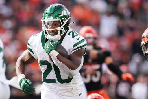 New York Jets running back Breece Hall (20) runs for a touchdown during the second half of an NFL football game against the Cincinnati Bengals, Sunday, Oct. 26, 2025, in Cincinnati. (AP Photo/Jeff Dean) New York Jets running back Breece Hall (20) runs for a touchdown during the second half of an NFL football game against the Cincinnati Bengals, Sunday, Oct. 26, 2025, in Cincinnati. (AP Photo/Jeff Dean)