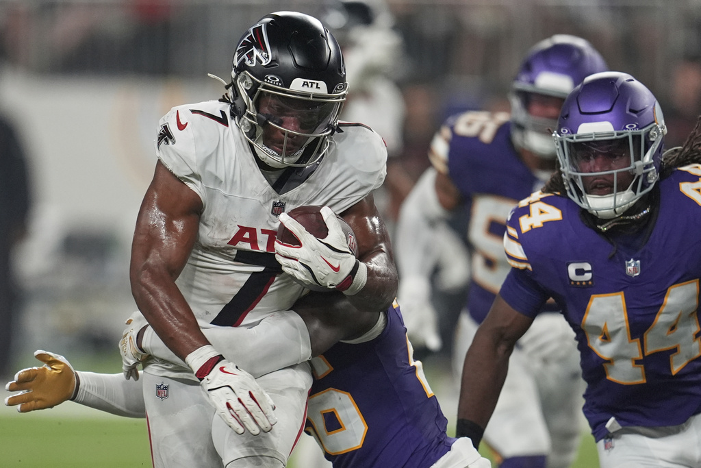 Atlanta Falcons running back Bijan Robinson (7) runs the ball during the second half of an NFL football game against the Minnesota Vikings, Sunday, Sept. 14, 2025, in Minneapolis. (AP Photo/Mike Stewart)