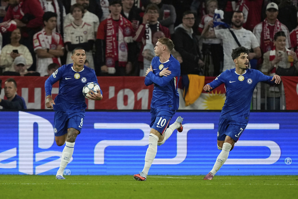 Chelsea's Cole Palmer, center, celebrates after scoring his side's opening goal during the Champions League opening phase soccer match between FC Bayern Munich and Chelsea at the Allianz Arena in Munich, Germany, Wednesday, Sept. 17, 2025. (AP Photo/Martin Meissner)