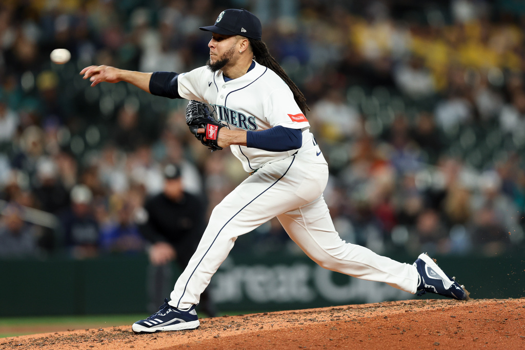 Seattle Mariners pitcher Luis Castillo throws in the eighth inning of a baseball game against the Chicago White Sox, Tuesday, May 19, 2026, in Seattle. (AP Photo/Kevin Ng)