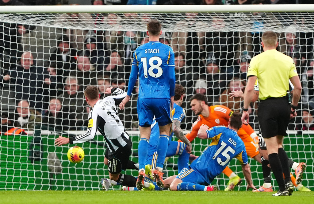 Newcastle United's Harvey Barnes, left, scores during the English Premier League soccer match between Newcastle United and Leeds United in Newcastle, England, Wednesday Jan. 7, 2026. (Owen Humphreys/PA via AP)