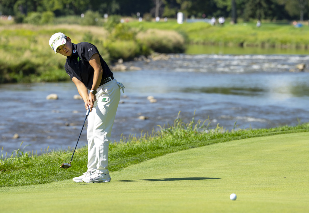 Akie Iwai of Japan lines up her putt on the 9th hole during the second round of the Canadian Women's Open golf tournament in Mississauga, Ont., Friday, Aug. 22, 2025. (Frank Gunn /The Canadian Press via AP)