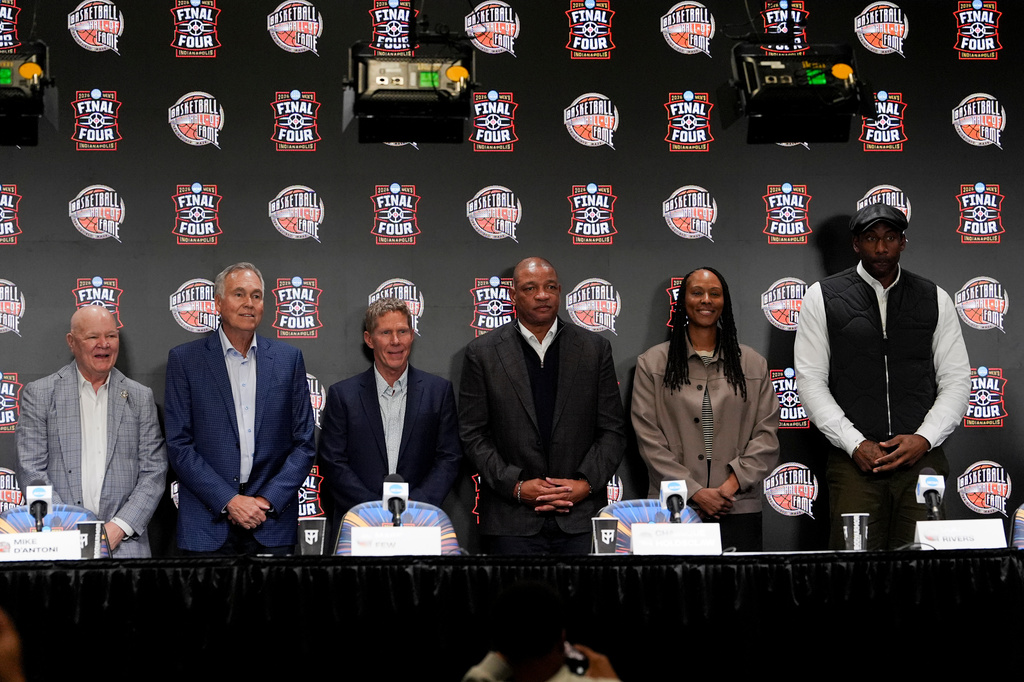 Naismith Hall of Fame Class of 2026 inductees from left; Joey Crawford, Mike D'Antoni, Mark Few, Doc Rivers, Chamique Holdsclaw, and Amar'e Stoudemire are introduced during a news conference at the Final Four of the NCAA college basketball tournament, Saturday, April 4, 2026, in Indianapolis. (AP Photo/Michael Conroy)