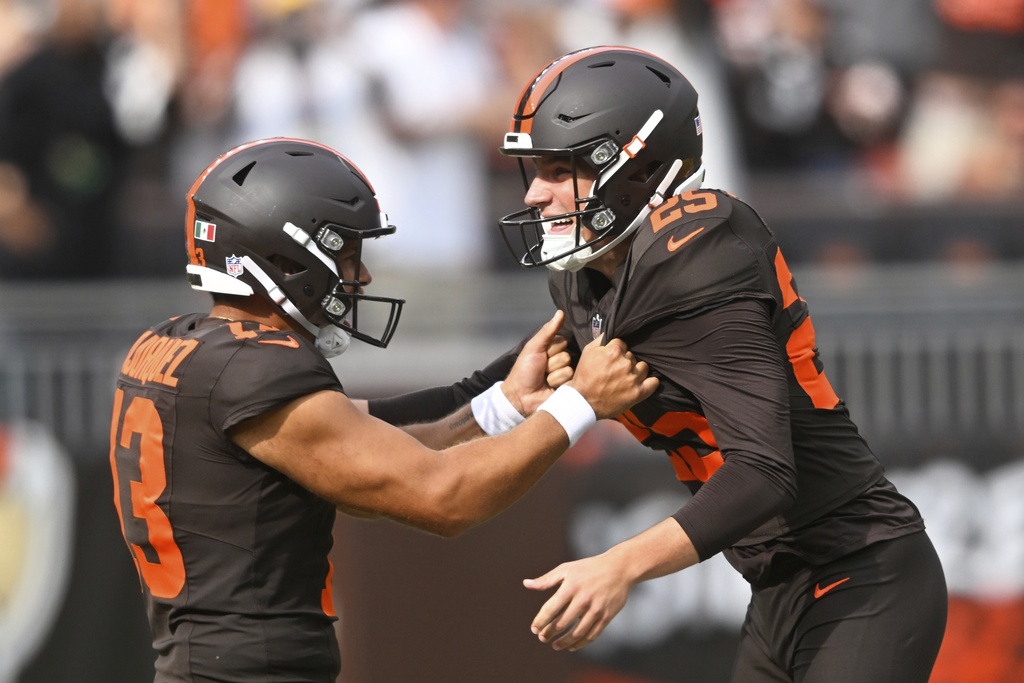 Cleveland Browns' Andre Szmyt celebrates his game-winning field goal with Corey Bojorquez during the second half of an NFL football game against the Green Bay Packers Sunday, Sept. 21, 2025, in Cleveland. (AP Photo/David Richard)