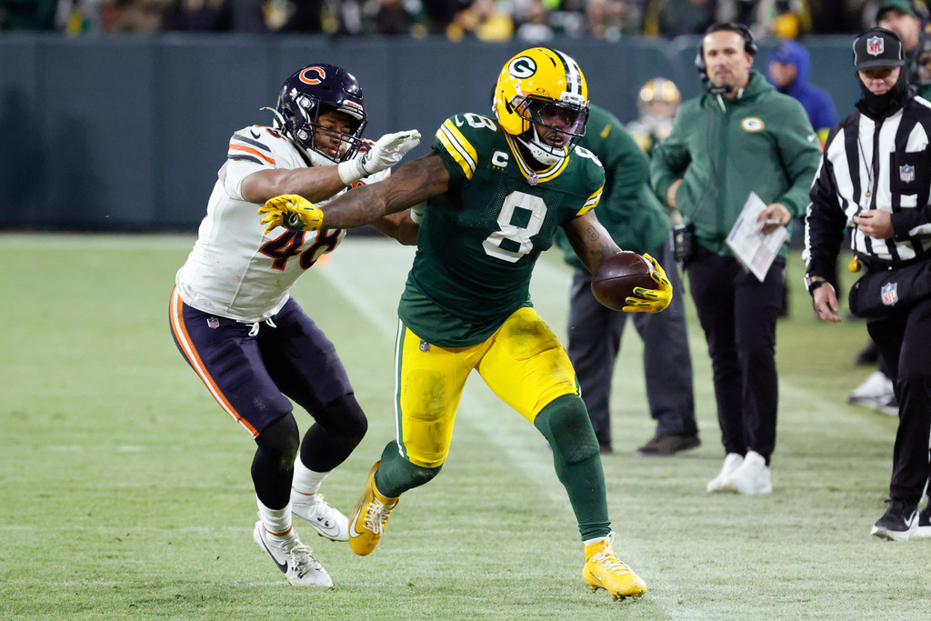 Green Bay Packers running back Josh Jacobs (8) runs against Chicago Bears linebacker D'Marco Jackson (48) during the second half of an NFL football game, Sunday, Dec. 7, 2025, in Green Bay, Wis. (AP Photo/Mike Roemer)