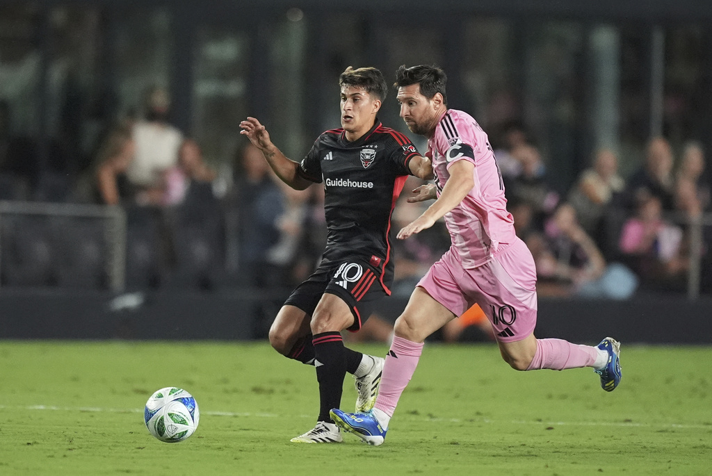 Inter Miami forward Lionel Messi, right, vies with D.C. United midfielder Gabriel Pirani for the ball during the first half of an MLS soccer match, Saturday, Sept. 20, 2025, in Fort Lauderdale, Fla. (AP Photo/Rebecca Blackwell)