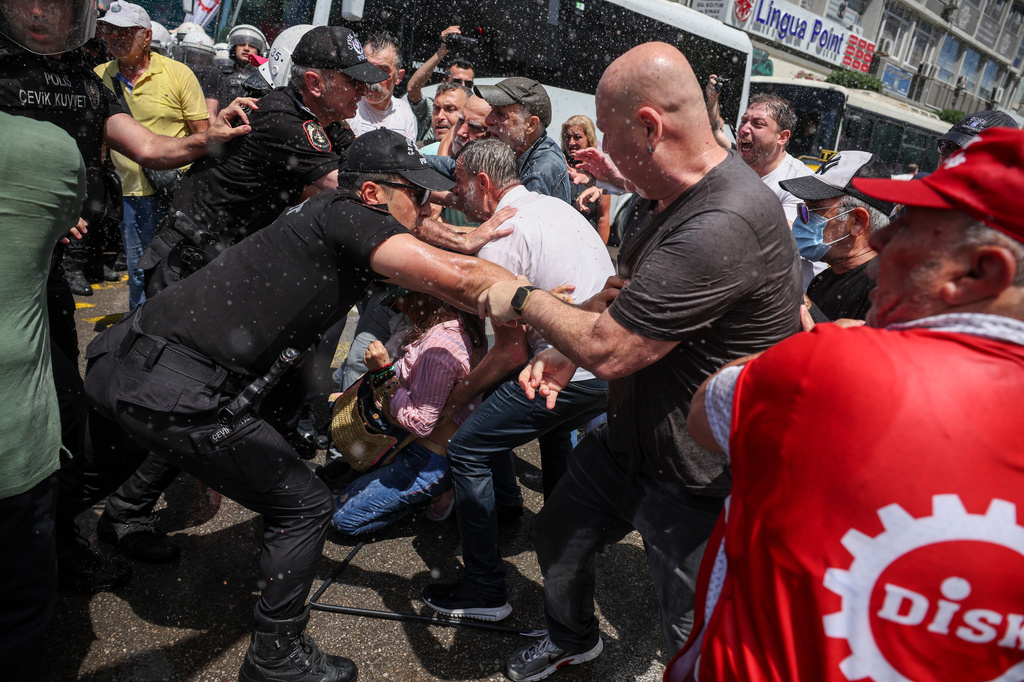 Police scuffle with supporters of Turkey's main opposition Republican People's Party (CHP) in Izmir, Turkey, Tuesday, May 26, 2026, during a rally in support of party's deposed leader Ozgur Ozel. (AP Photo/Erdem Sahin)