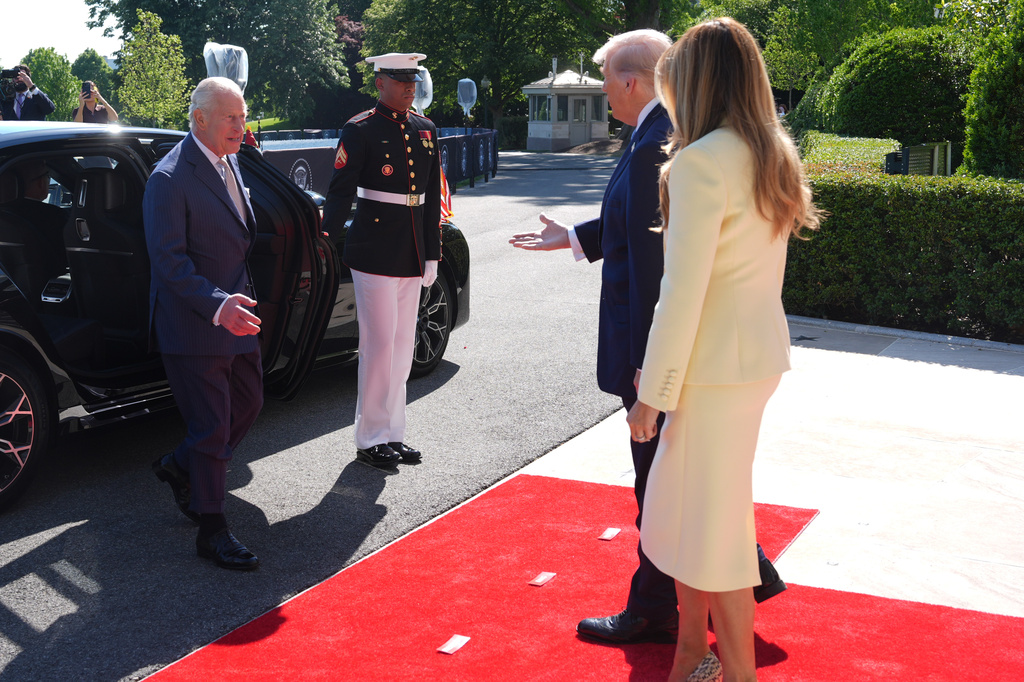 President Donald Trump and first lady Melania Trump greet Britain's King Charles III and Queen Camilla as they arrive at the White House, Monday, April 27, 2026, in Washington (AP Photo/Mark Schiefelbein)