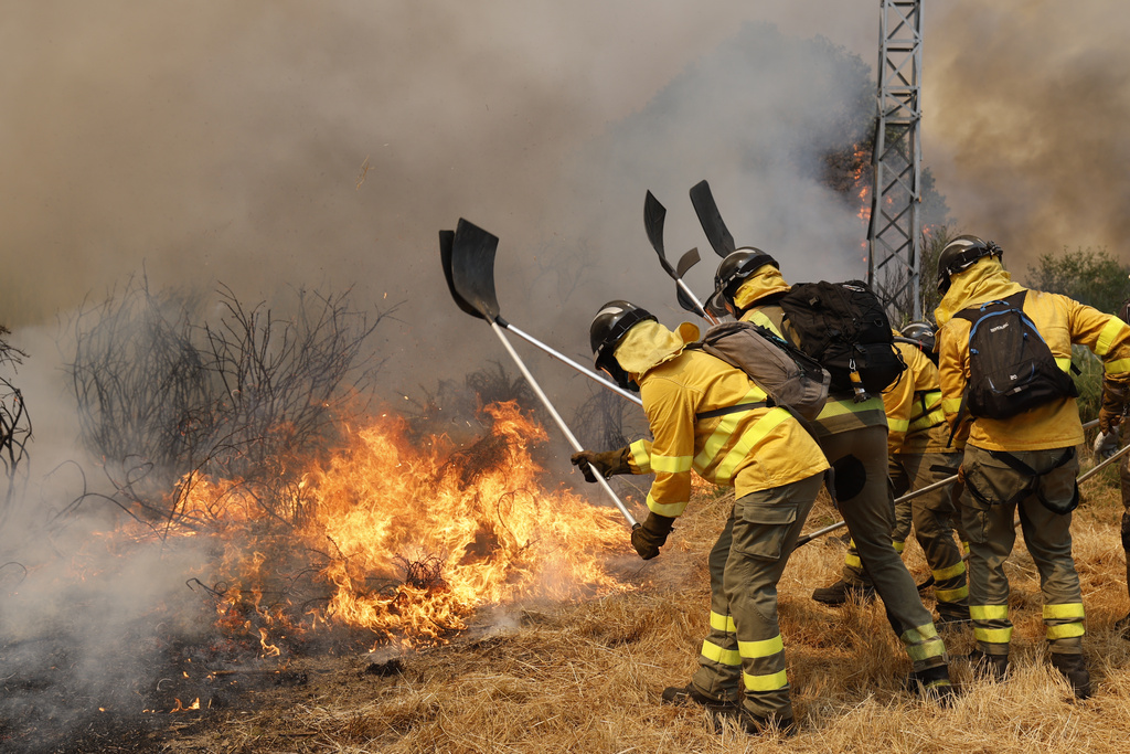 FILE - Firefighters battle a wildfire in Veiga das Meas, northwestern Spain, Saturday, Aug. 16, 2025. (AP Photo/Lalo R. Villar, File)