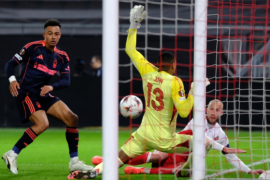 Utrecht's Mike van der Hoorn, right, scores his side's opening goal during the Europa League opening phase soccer match between Utrecht and Nottingham Forest, in Utrecht, Netherlands, Thursday, Dec. 11, 2025. (AP Photo/Patrick Post)