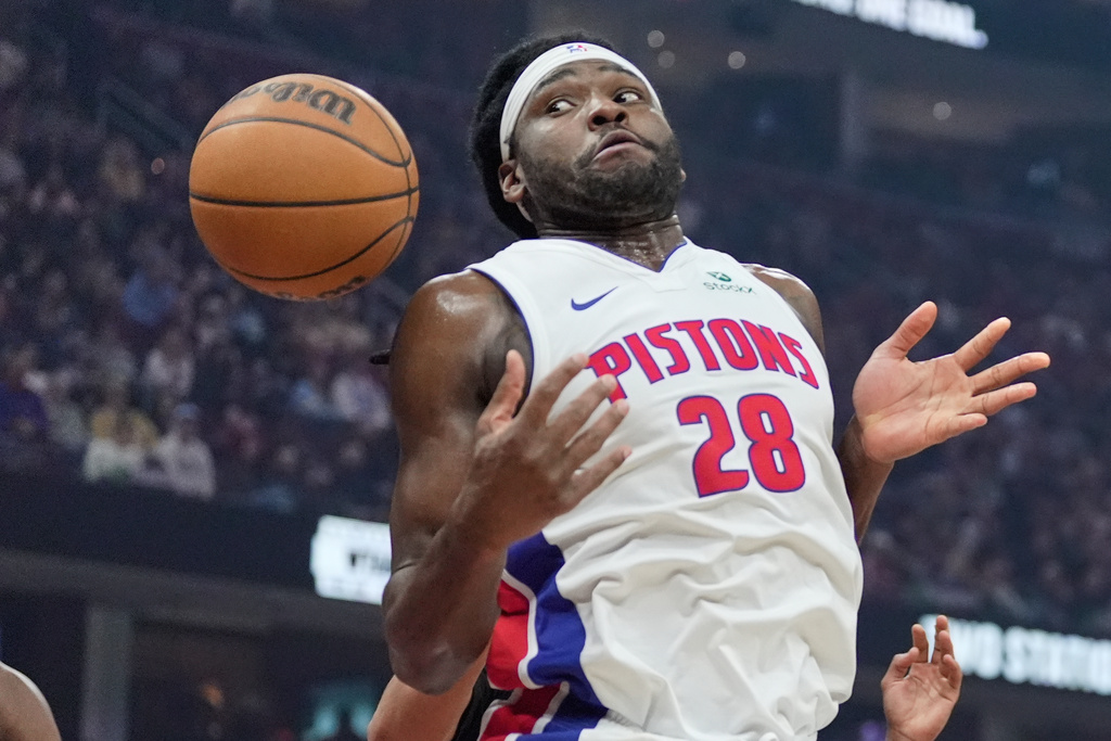 Detroit Pistons forward Isaiah Stewart (28) watches the ball after having it knocked away in the second half of an NBA basketball game against the Cleveland Cavaliers in Cleveland, Tuesday, March 3, 2026. (AP Photo/Sue Ogrocki)