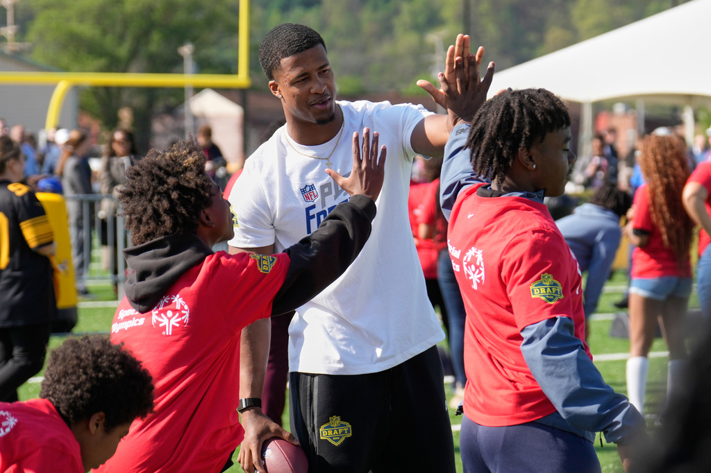 Sonny Styles, Ohio State linebacker, works with local youth football players and Special Olympics athletes during the league's annual prospect clinic ahead of the NFL football draft Wednesday,April 22, 2026, in Pittsburgh. (AP Photo/Sue Ogrocki)