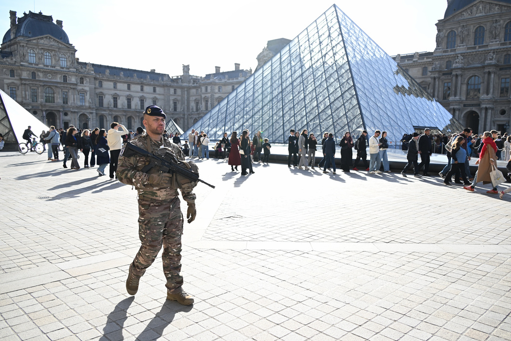 Un soldado patrulla el patio del Museo de Louvre, el jueves 30 de octubre de 2025, en París. (AP Foto/Emma Da Silva)