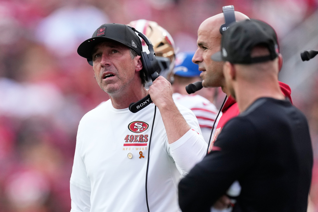San Francisco 49ers head coach Kyle Shanahan, left, reacts next to defensive coordinator Robert Saleh, middle, during the first half of an NFL football game against the Jacksonville Jaguars in Santa Clara, Calif., Sunday, Sept. 28, 2025. (AP Photo/Godofredo A. Vásquez)