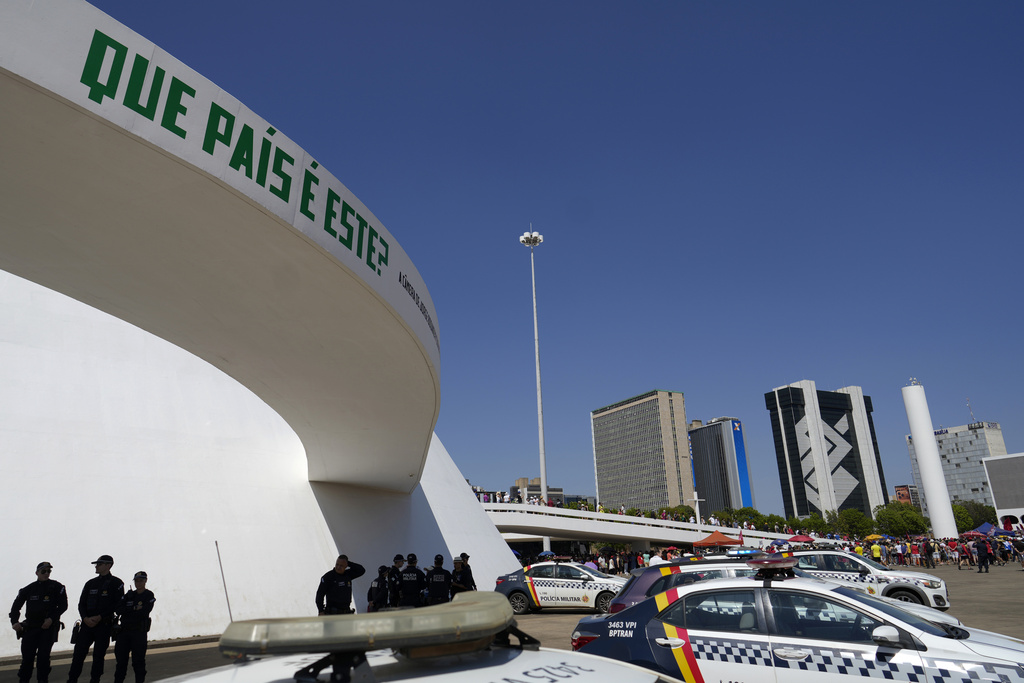 The phrase in Portuguese "What country is this?" is displayed on the National Museum, during a protest against an amnesty bill that could benefit former President Jair Bolsonaro and his allies convicted for a 2023 coup attempt, in Brasilia, Brazil, Sunday, Sept. 21, 2025. (AP Photo/Eraldo Peres)
