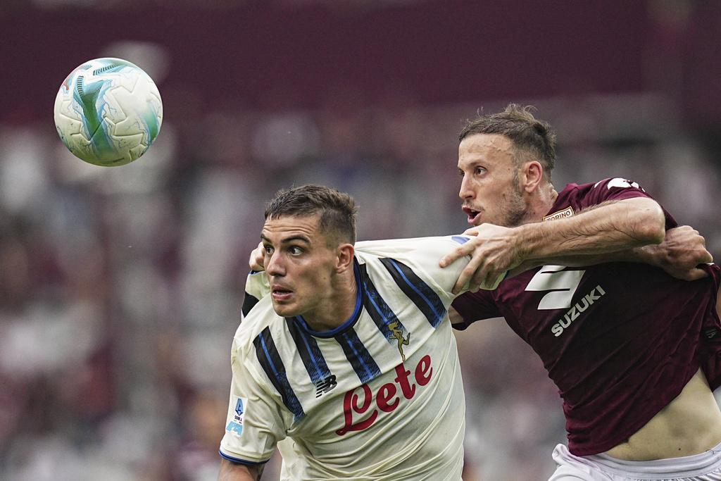 Atalanta's Nikola Krstovic, left, fights for the ball with Torino's Ardian Ismajli during the Italian Serie A soccer match between Torino and Atalanta at the Stadio Olimpico Grande Torino in Torino, Italy, Sunday, Sept. 21, 2025. (Marco Alpozzi/LaPresse via AP)
