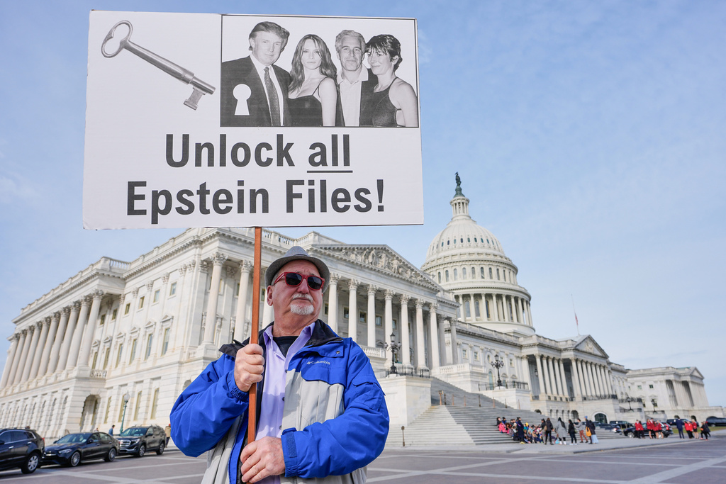 Gary Rush, de College Park, Maryland, sostiene un cartel antes de una conferencia de prensa sobre los expedientes de Epstein frente al Capitolio de Washington, el martes 18 de noviembre de 2025. (AP Foto/Mariam Zuhaib)