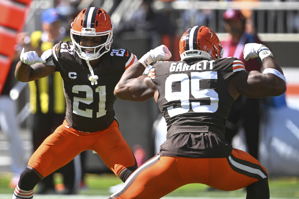 Cleveland Browns defensive end Myles Garrett (95), right, celebrates his sack of Cincinnati Bengals quarterback Joe Burrow (9) with cornerback Denzel Ward (21) during the second half of an NFL football game Sunday, Sept. 7, 2025, in Cleveland. (AP Photo/David Richard )
