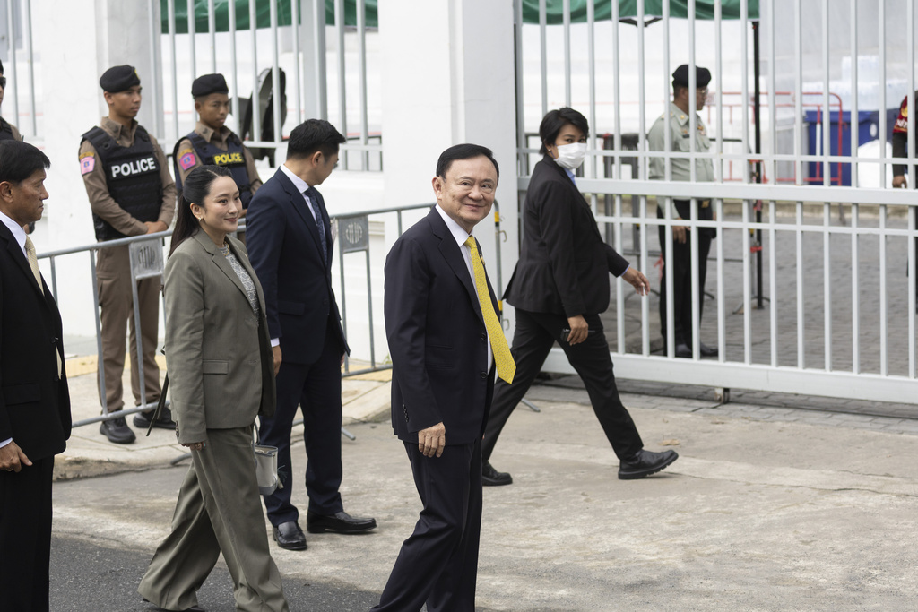 CORRECTS NAME OF THE DAUGHTER - Thailand’s former Prime Minister Thaksin Shinawatra, center, and his daughter and former Prime Minister Paetongtarn Shinawatra, center left, arrive at Supreme Court in Bangkok, Thailand, Tuesday, Sept. 9, 2025.(AP Photo/Wason Wanitchakorn)