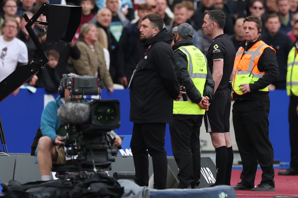 Referee Chris Kavanagh watches video revew during the Premier League soccer match between West Ham and Arsenal in London, Sunday, May 10, 2026. (AP Photo/Ian Walton)