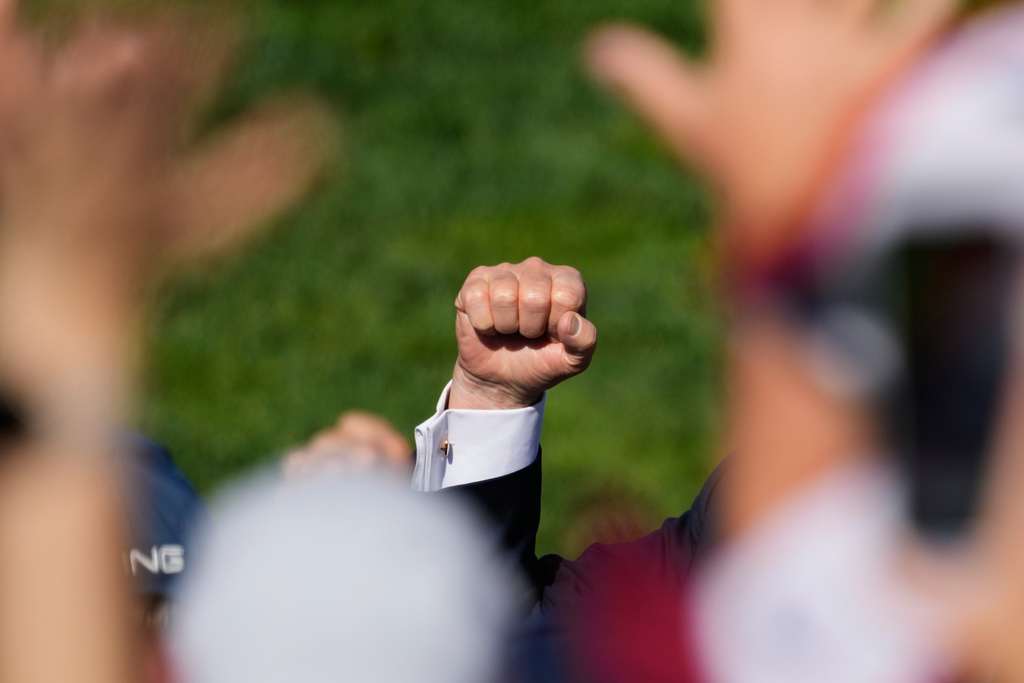 President Donald Trump pumps his fist as he greets the crowd at the Ryder Cup golf tournament, Friday, Sept. 26, 2025, on the Bethpage Black golf course in Farmingdale, N.Y. (AP Photo/Alex Brandon)
