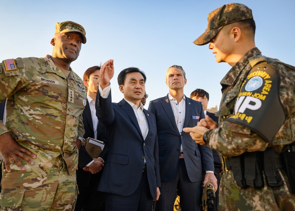 In this photo provided by the South Korea Defense Ministry, U.S. Defense Secretary Pete Hegseth, center right, and South Korean Defense Minister Ahn Gyu-back, center left, visit the Observation Post Ouellette near the border village of Panmunjom, South Korea, Monday, Nov. 3, 2025. (South Korea Defense Ministry via AP)