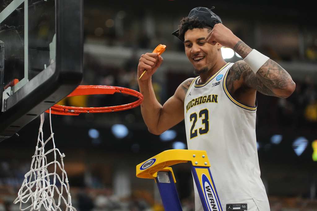 Michigan's Yaxel Lendeborg celebrates by cutting down the net after defeating Tennessee in the Elite Eight of the NCAA college basketball tournament, Sunday, March 29, 2026, in Chicago. (AP Photo/Erin Hooley)