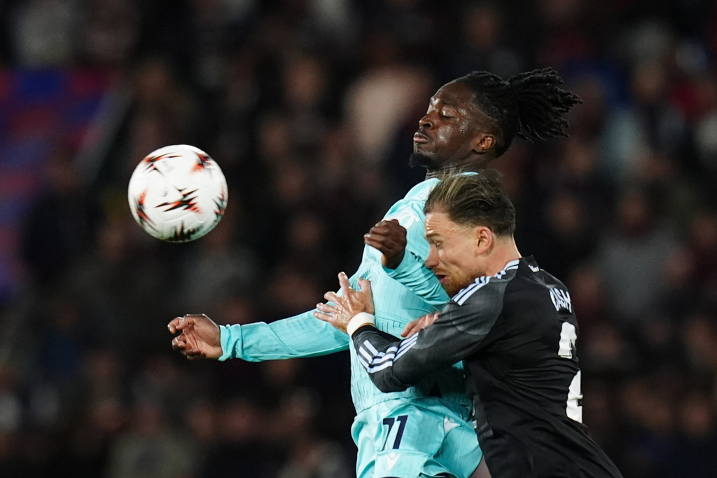 Bologna's Jonathan Rowe, left, and Aston Villa's Matty Cash in action during the Europa League soccer match between Bologna and Aston Villa in Bologna, Italy, Thursday April 9, 2026. (Massimo Paolone/LaPresse via AP)