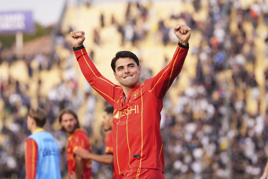 Lecce's Riccardo Sottil celebrates at the end of a Serie A soccer match between Parma and Lecce at Ennio Tardini Stadium in Parma, northern Italy, Saturday, Oct. 4, 2025. (Massimo Paolone/LaPresse via AP)